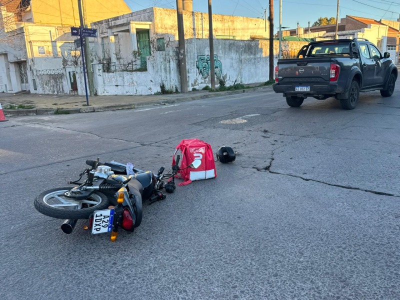 Fuerte choque entre una moto y una camioneta